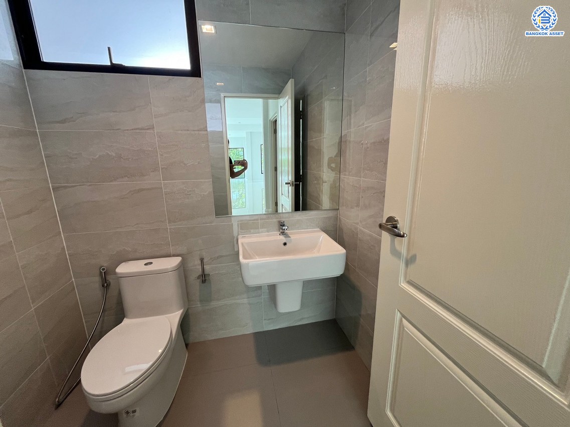 *****บ้านเดี่ยวมือสอง โครงการ ลัดดารมย์ พุทธมลฑลสาย3 หลังมุม เนื้อที่ 107.70 ตร.ว. พื้นที่ใช้สอย 354 ตร.ม. ฟังก์ชัน 5 ห้องนอน 6 ห้องน้ำ 3 ที่จอดรถ แถมฟรี! เครื่องปรับอากาศ, เครื่องทำน้ำอุ่น พร้อมเข้าอยู่ได้ทันที โครงการบนทำเลเดินทางสะดวก เชื่อมต่อถนนพุทธมณฑลสาย3 ถนนบรมราชชนนี ถนนวงแหวนกาญจนาภิเษก ใกล้ห้างสรรพสินค้าเซ็นทรัล ศาลายา