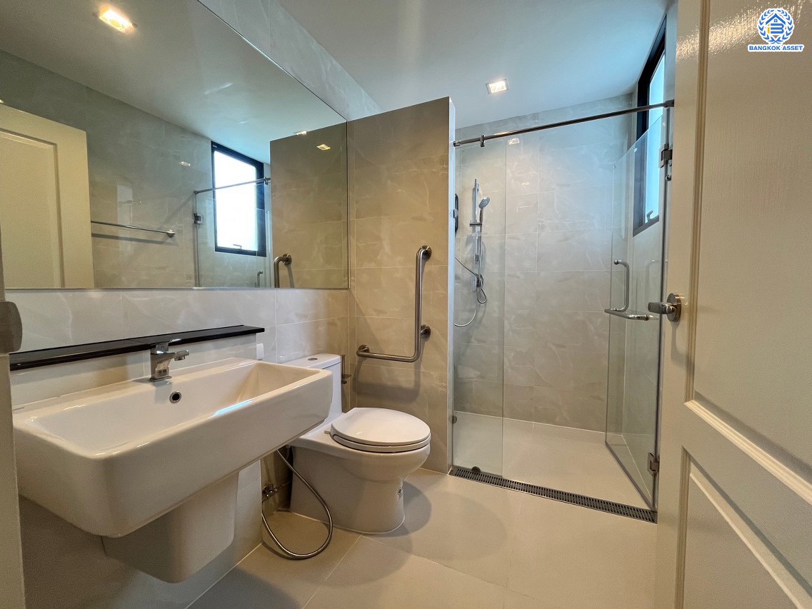 *****บ้านเดี่ยวมือสอง โครงการ ลัดดารมย์ พุทธมลฑลสาย3 หลังมุม เนื้อที่ 107.70 ตร.ว. พื้นที่ใช้สอย 354 ตร.ม. ฟังก์ชัน 5 ห้องนอน 6 ห้องน้ำ 3 ที่จอดรถ แถมฟรี! เครื่องปรับอากาศ, เครื่องทำน้ำอุ่น พร้อมเข้าอยู่ได้ทันที โครงการบนทำเลเดินทางสะดวก เชื่อมต่อถนนพุทธมณฑลสาย3 ถนนบรมราชชนนี ถนนวงแหวนกาญจนาภิเษก ใกล้ห้างสรรพสินค้าเซ็นทรัล ศาลายา