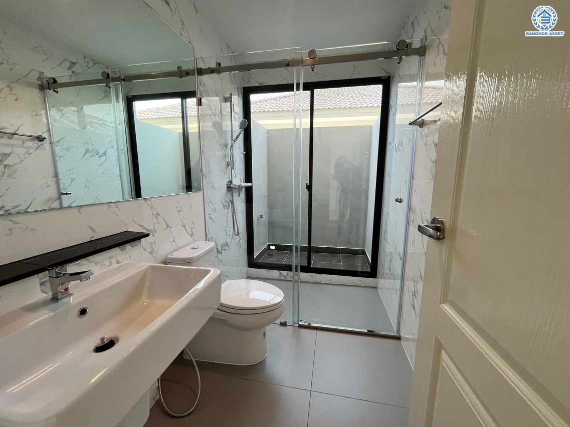 *****บ้านเดี่ยวมือสอง โครงการ ลัดดารมย์ พุทธมลฑลสาย3 หลังมุม เนื้อที่ 107.70 ตร.ว. พื้นที่ใช้สอย 354 ตร.ม. ฟังก์ชัน 5 ห้องนอน 6 ห้องน้ำ 3 ที่จอดรถ แถมฟรี! เครื่องปรับอากาศ, เครื่องทำน้ำอุ่น พร้อมเข้าอยู่ได้ทันที โครงการบนทำเลเดินทางสะดวก เชื่อมต่อถนนพุทธมณฑลสาย3 ถนนบรมราชชนนี ถนนวงแหวนกาญจนาภิเษก ใกล้ห้างสรรพสินค้าเซ็นทรัล ศาลายา