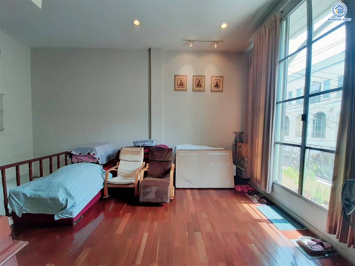 *****ทาวน์โฮมมือสอง โครงการ บ้านกลางเมือง พระรามเก้า-ศรีนครินทร์ เนื้อที่ 21.20 ตร.ว. พื้นที่ใช้สอย 160 ตร.ม. 3 ห้องนอน 4 ห้องน้ำ 2 ที่จอดรถ แถมฟรี เครื่องปรับอากาศ และ เครื่องทำน้ำอุ่น พร้อมเข้าอยู่ได้ทันที บนทำเลติดถนนใหญ่ ที่เชื่อมต่อถนนศรีนคริทร์ ถนนพัฒนาการ และใกล้ทางด่วนพระราม 9-มอเตอร์เวย์