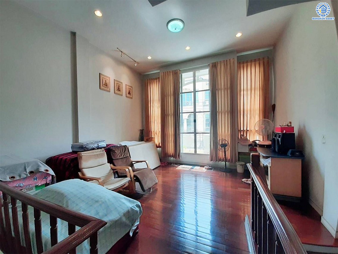 *****ทาวน์โฮมมือสอง โครงการ บ้านกลางเมือง พระรามเก้า-ศรีนครินทร์ เนื้อที่ 21.20 ตร.ว. พื้นที่ใช้สอย 160 ตร.ม. 3 ห้องนอน 4 ห้องน้ำ 2 ที่จอดรถ แถมฟรี เครื่องปรับอากาศ และ เครื่องทำน้ำอุ่น พร้อมเข้าอยู่ได้ทันที บนทำเลติดถนนใหญ่ ที่เชื่อมต่อถนนศรีนคริทร์ ถนนพัฒนาการ และใกล้ทางด่วนพระราม 9-มอเตอร์เวย์