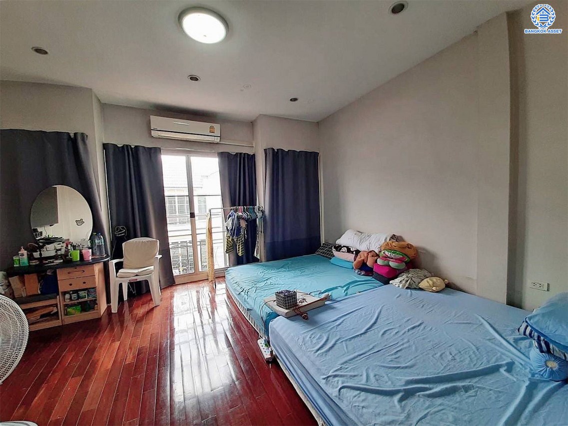 *****ทาวน์โฮมมือสอง โครงการ บ้านกลางเมือง พระรามเก้า-ศรีนครินทร์ เนื้อที่ 21.20 ตร.ว. พื้นที่ใช้สอย 160 ตร.ม. 3 ห้องนอน 4 ห้องน้ำ 2 ที่จอดรถ แถมฟรี เครื่องปรับอากาศ และ เครื่องทำน้ำอุ่น พร้อมเข้าอยู่ได้ทันที บนทำเลติดถนนใหญ่ ที่เชื่อมต่อถนนศรีนคริทร์ ถนนพัฒนาการ และใกล้ทางด่วนพระราม 9-มอเตอร์เวย์