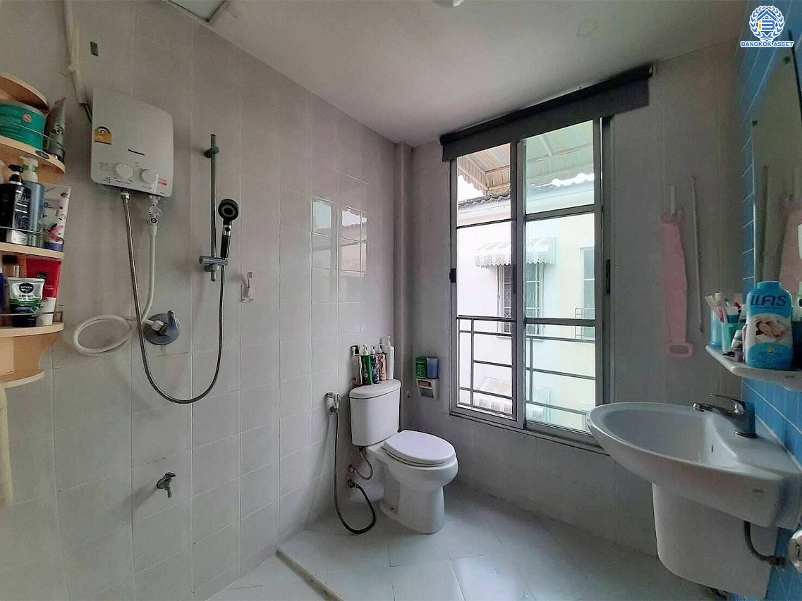 *****ทาวน์โฮมมือสอง โครงการ บ้านกลางเมือง พระรามเก้า-ศรีนครินทร์ เนื้อที่ 21.20 ตร.ว. พื้นที่ใช้สอย 160 ตร.ม. 3 ห้องนอน 4 ห้องน้ำ 2 ที่จอดรถ แถมฟรี เครื่องปรับอากาศ และ เครื่องทำน้ำอุ่น พร้อมเข้าอยู่ได้ทันที บนทำเลติดถนนใหญ่ ที่เชื่อมต่อถนนศรีนคริทร์ ถนนพัฒนาการ และใกล้ทางด่วนพระราม 9-มอเตอร์เวย์