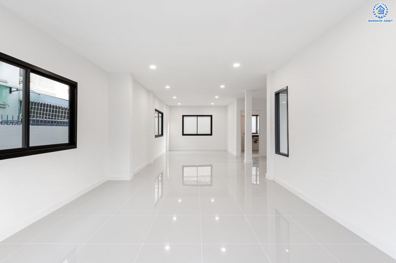 บ้านมือสองตกแต่งใหม่ โครงการ กานดา คลาสสิค วิลล์ เพชรเกษม81 รองรับทุกความสุขบนเนื้อที่ 54.70 ตร.ว. พื้นที่ใช้สอย 203.02 ตร.ม. ฟังก์ชัน 3 ห้องนอน 3 ห้องน้ำ จอดรถได้ 2 คัน พร้อมเข้าอยู่ บนทำเลเดินทางสะดวกเชื่อมต่อ ถนนเพชรเกษม, ถนนเอกชัย, ถนนกาญจนาภิเษก, ถนนพระราม2 ใกล้จุดขึ้นทางด่วน "พระราม2" และเซ็นทรัล พระราม2