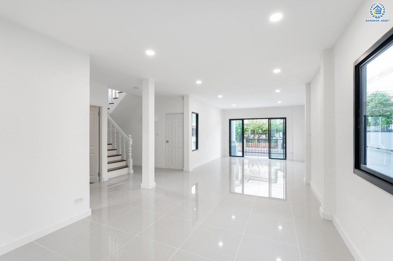 บ้านมือสองตกแต่งใหม่ โครงการ กานดา คลาสสิค วิลล์ เพชรเกษม81 รองรับทุกความสุขบนเนื้อที่ 54.70 ตร.ว. พื้นที่ใช้สอย 203.02 ตร.ม. ฟังก์ชัน 3 ห้องนอน 3 ห้องน้ำ จอดรถได้ 2 คัน พร้อมเข้าอยู่ บนทำเลเดินทางสะดวกเชื่อมต่อ ถนนเพชรเกษม, ถนนเอกชัย, ถนนกาญจนาภิเษก, ถนนพระราม2 ใกล้จุดขึ้นทางด่วน "พระราม2" และเซ็นทรัล พระราม2