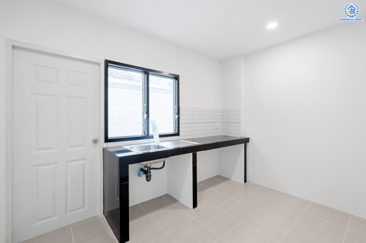 บ้านมือสองตกแต่งใหม่ โครงการ กานดา คลาสสิค วิลล์ เพชรเกษม81 รองรับทุกความสุขบนเนื้อที่ 54.70 ตร.ว. พื้นที่ใช้สอย 203.02 ตร.ม. ฟังก์ชัน 3 ห้องนอน 3 ห้องน้ำ จอดรถได้ 2 คัน พร้อมเข้าอยู่ บนทำเลเดินทางสะดวกเชื่อมต่อ ถนนเพชรเกษม, ถนนเอกชัย, ถนนกาญจนาภิเษก, ถนนพระราม2 ใกล้จุดขึ้นทางด่วน "พระราม2" และเซ็นทรัล พระราม2