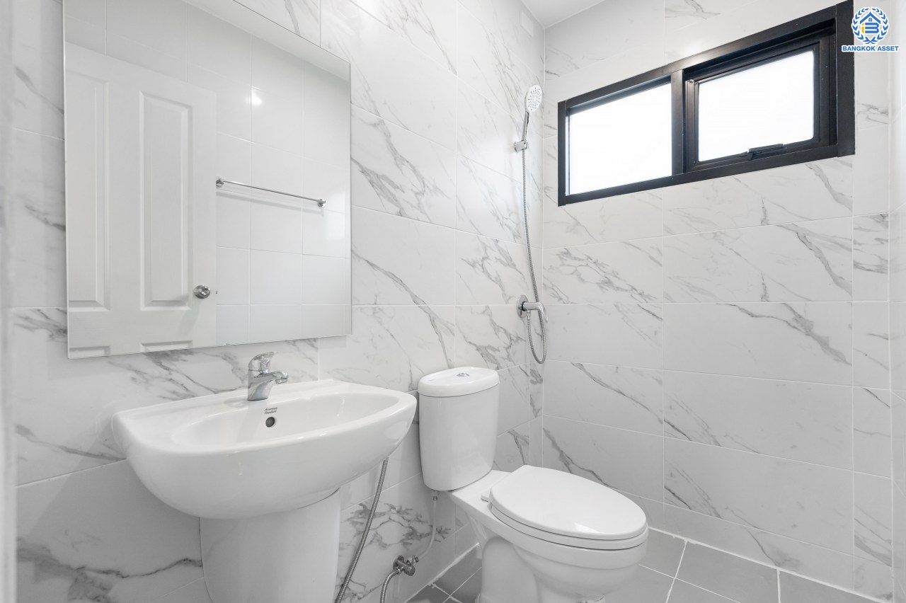 บ้านมือสองตกแต่งใหม่ โครงการ กานดา คลาสสิค วิลล์ เพชรเกษม81 รองรับทุกความสุขบนเนื้อที่ 54.70 ตร.ว. พื้นที่ใช้สอย 203.02 ตร.ม. ฟังก์ชัน 3 ห้องนอน 3 ห้องน้ำ จอดรถได้ 2 คัน พร้อมเข้าอยู่ บนทำเลเดินทางสะดวกเชื่อมต่อ ถนนเพชรเกษม, ถนนเอกชัย, ถนนกาญจนาภิเษก, ถนนพระราม2 ใกล้จุดขึ้นทางด่วน "พระราม2" และเซ็นทรัล พระราม2