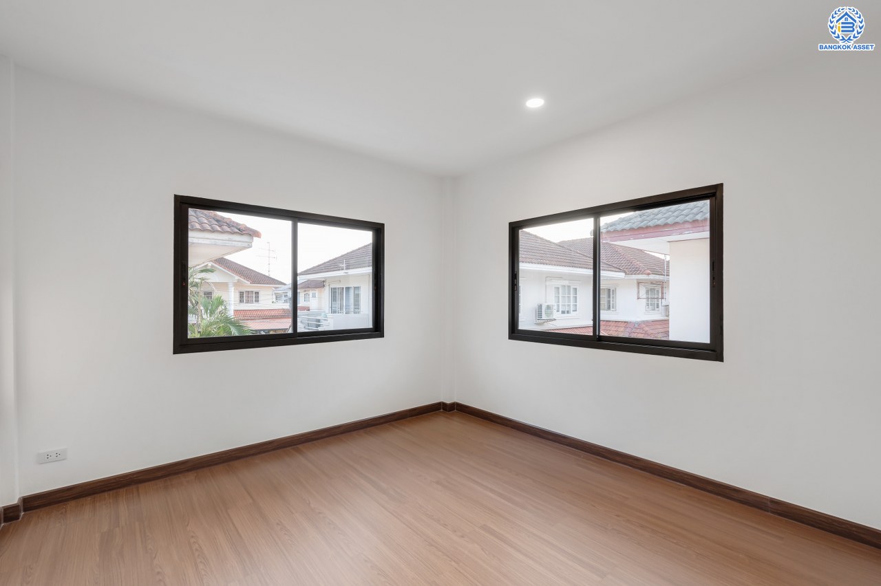 บ้านมือสองตกแต่งใหม่ โครงการ กานดา คลาสสิค วิลล์ เพชรเกษม81 รองรับทุกความสุขบนเนื้อที่ 54.70 ตร.ว. พื้นที่ใช้สอย 203.02 ตร.ม. ฟังก์ชัน 3 ห้องนอน 3 ห้องน้ำ จอดรถได้ 2 คัน พร้อมเข้าอยู่ บนทำเลเดินทางสะดวกเชื่อมต่อ ถนนเพชรเกษม, ถนนเอกชัย, ถนนกาญจนาภิเษก, ถนนพระราม2 ใกล้จุดขึ้นทางด่วน "พระราม2" และเซ็นทรัล พระราม2