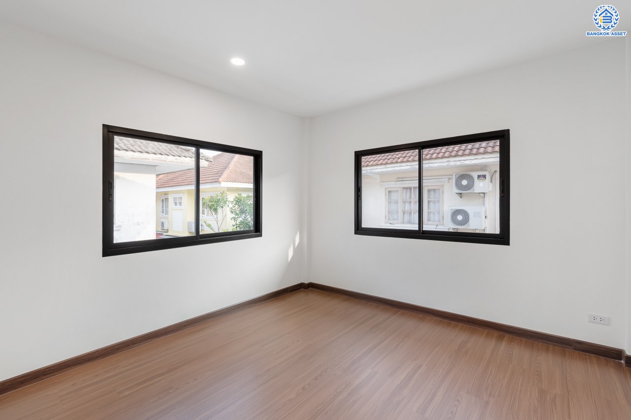 บ้านมือสองตกแต่งใหม่ โครงการ กานดา คลาสสิค วิลล์ เพชรเกษม81 รองรับทุกความสุขบนเนื้อที่ 54.70 ตร.ว. พื้นที่ใช้สอย 203.02 ตร.ม. ฟังก์ชัน 3 ห้องนอน 3 ห้องน้ำ จอดรถได้ 2 คัน พร้อมเข้าอยู่ บนทำเลเดินทางสะดวกเชื่อมต่อ ถนนเพชรเกษม, ถนนเอกชัย, ถนนกาญจนาภิเษก, ถนนพระราม2 ใกล้จุดขึ้นทางด่วน "พระราม2" และเซ็นทรัล พระราม2