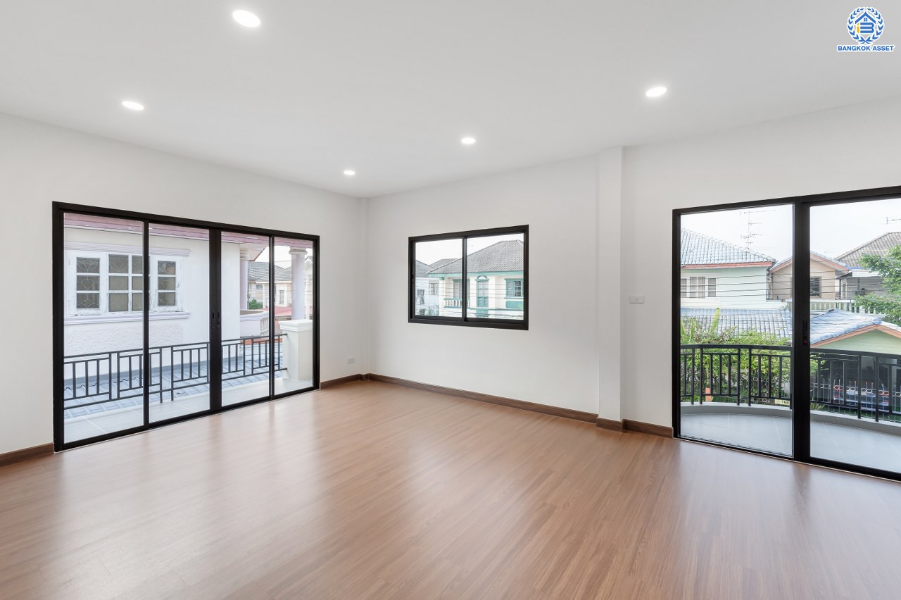 บ้านมือสองตกแต่งใหม่ โครงการ กานดา คลาสสิค วิลล์ เพชรเกษม81 รองรับทุกความสุขบนเนื้อที่ 54.70 ตร.ว. พื้นที่ใช้สอย 203.02 ตร.ม. ฟังก์ชัน 3 ห้องนอน 3 ห้องน้ำ จอดรถได้ 2 คัน พร้อมเข้าอยู่ บนทำเลเดินทางสะดวกเชื่อมต่อ ถนนเพชรเกษม, ถนนเอกชัย, ถนนกาญจนาภิเษก, ถนนพระราม2 ใกล้จุดขึ้นทางด่วน "พระราม2" และเซ็นทรัล พระราม2