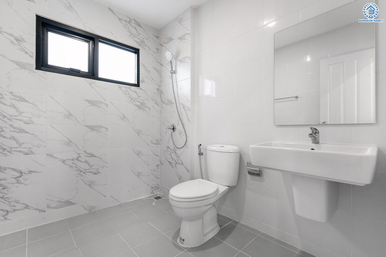 บ้านมือสองตกแต่งใหม่ โครงการ กานดา คลาสสิค วิลล์ เพชรเกษม81 รองรับทุกความสุขบนเนื้อที่ 54.70 ตร.ว. พื้นที่ใช้สอย 203.02 ตร.ม. ฟังก์ชัน 3 ห้องนอน 3 ห้องน้ำ จอดรถได้ 2 คัน พร้อมเข้าอยู่ บนทำเลเดินทางสะดวกเชื่อมต่อ ถนนเพชรเกษม, ถนนเอกชัย, ถนนกาญจนาภิเษก, ถนนพระราม2 ใกล้จุดขึ้นทางด่วน "พระราม2" และเซ็นทรัล พระราม2