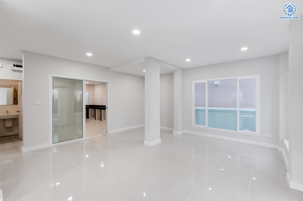 บ้านมือสองตกแต่งใหม่ โครงการ เพอร์เฟคเพลส รัตนาธิเบศร์ จากแบรนด์ Property Perfect บนเนื้อที่ 67.50 ตร.ว. พื้นที่ใช้สอยกว้างถึง 331.82 ตร.ม. ฟังก์ชัน 3 ห้องนอน 3 ห้องน้ำ 1 ห้องอเนกประสงค์ จอดรถได้ 2 คัน บนที่สุดแห่งทำเลโซนเมือง เชื่อมต่อถนนรัตนาธิเบศร์ ใกล้เซ็นทรัลรัตนาธิเบศร์ จุดขึ้นทางด่วน "งามวงศ์วาน" และรถไฟฟ้า"สถานีไทรม้า"