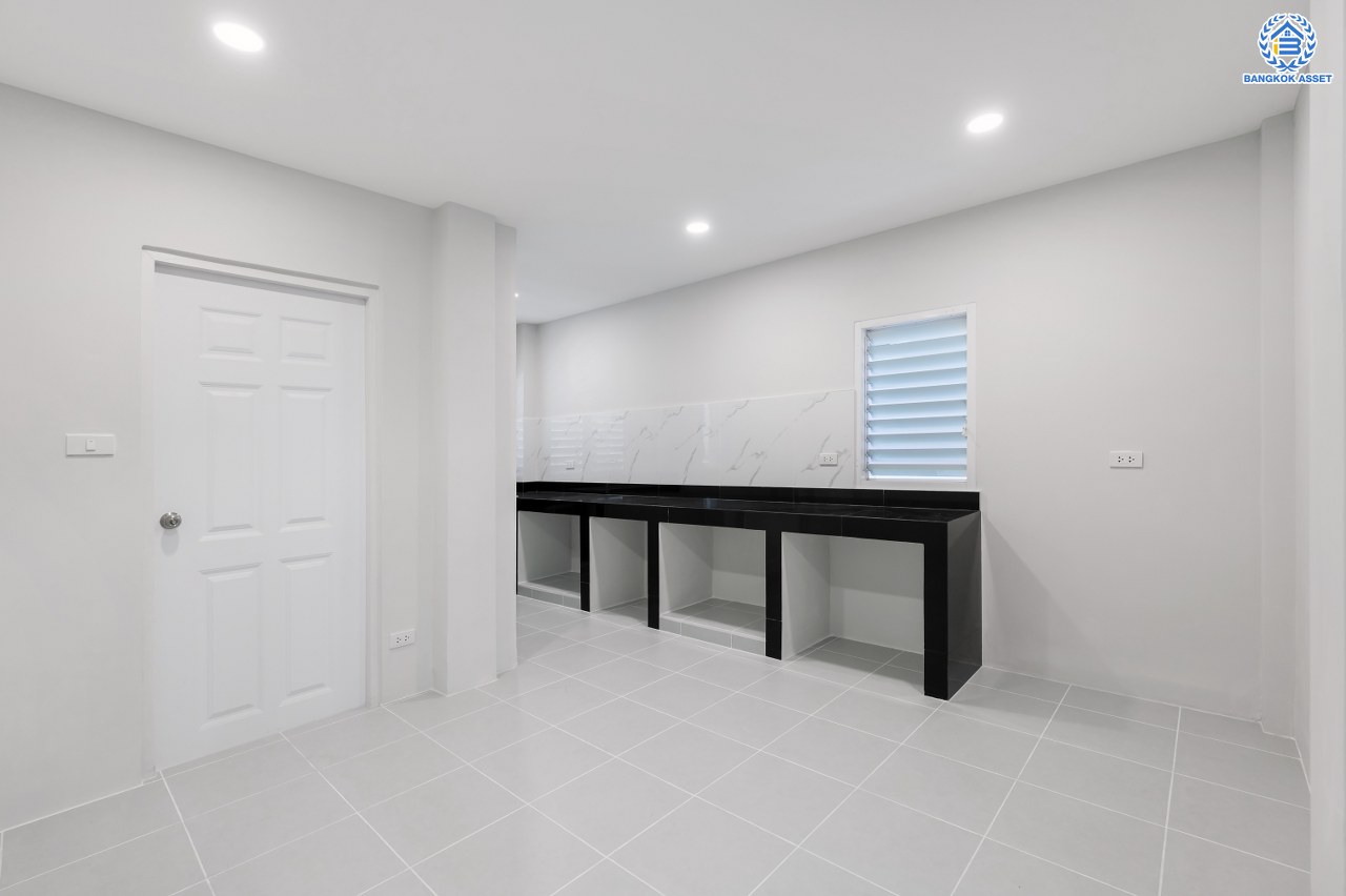 บ้านมือสองตกแต่งใหม่ โครงการ เพอร์เฟคเพลส รัตนาธิเบศร์ จากแบรนด์ Property Perfect บนเนื้อที่ 67.50 ตร.ว. พื้นที่ใช้สอยกว้างถึง 331.82 ตร.ม. ฟังก์ชัน 3 ห้องนอน 3 ห้องน้ำ 1 ห้องอเนกประสงค์ จอดรถได้ 2 คัน บนที่สุดแห่งทำเลโซนเมือง เชื่อมต่อถนนรัตนาธิเบศร์ ใกล้เซ็นทรัลรัตนาธิเบศร์ จุดขึ้นทางด่วน "งามวงศ์วาน" และรถไฟฟ้า"สถานีไทรม้า"