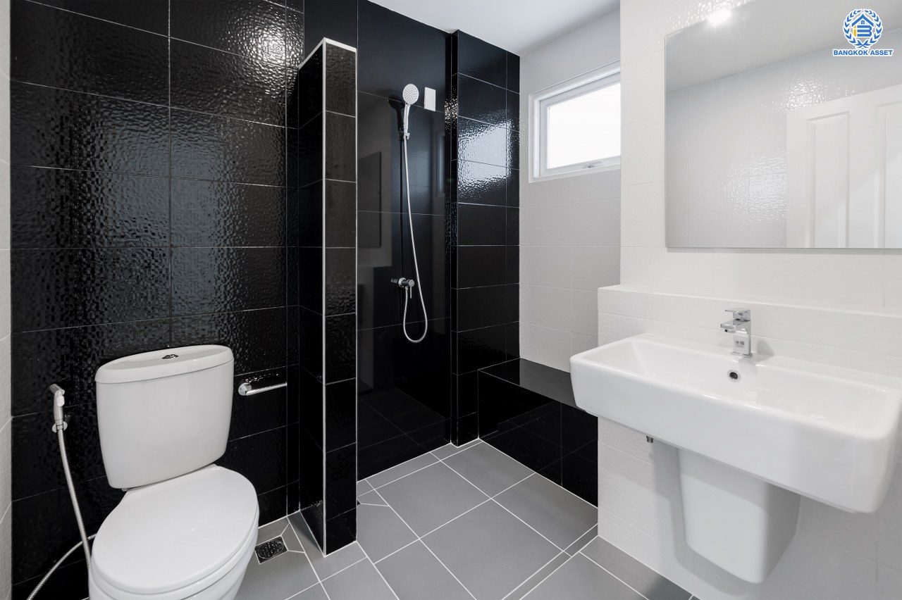 บ้านมือสองตกแต่งใหม่ โครงการ เพอร์เฟคเพลส รัตนาธิเบศร์ จากแบรนด์ Property Perfect บนเนื้อที่ 67.50 ตร.ว. พื้นที่ใช้สอยกว้างถึง 331.82 ตร.ม. ฟังก์ชัน 3 ห้องนอน 3 ห้องน้ำ 1 ห้องอเนกประสงค์ จอดรถได้ 2 คัน บนที่สุดแห่งทำเลโซนเมือง เชื่อมต่อถนนรัตนาธิเบศร์ ใกล้เซ็นทรัลรัตนาธิเบศร์ จุดขึ้นทางด่วน "งามวงศ์วาน" และรถไฟฟ้า"สถานีไทรม้า"