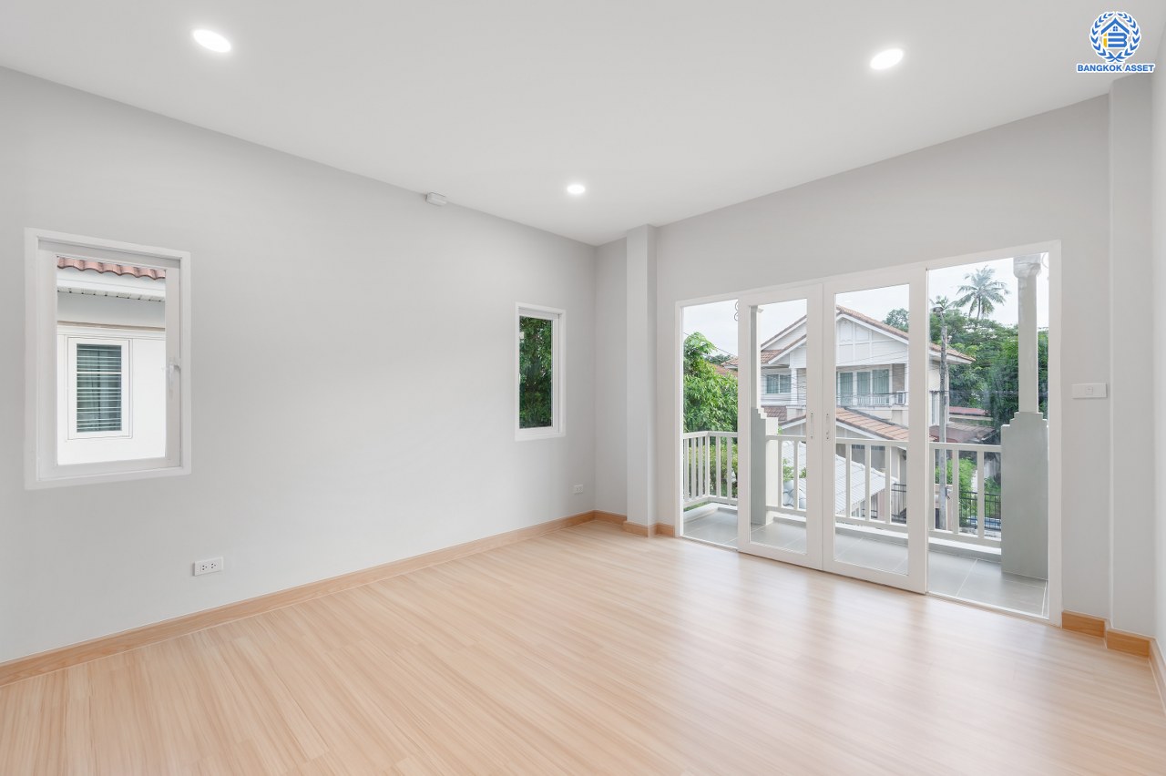 บ้านมือสองตกแต่งใหม่ โครงการ เพอร์เฟคเพลส รัตนาธิเบศร์ จากแบรนด์ Property Perfect บนเนื้อที่ 67.50 ตร.ว. พื้นที่ใช้สอยกว้างถึง 331.82 ตร.ม. ฟังก์ชัน 3 ห้องนอน 3 ห้องน้ำ 1 ห้องอเนกประสงค์ จอดรถได้ 2 คัน บนที่สุดแห่งทำเลโซนเมือง เชื่อมต่อถนนรัตนาธิเบศร์ ใกล้เซ็นทรัลรัตนาธิเบศร์ จุดขึ้นทางด่วน "งามวงศ์วาน" และรถไฟฟ้า"สถานีไทรม้า"