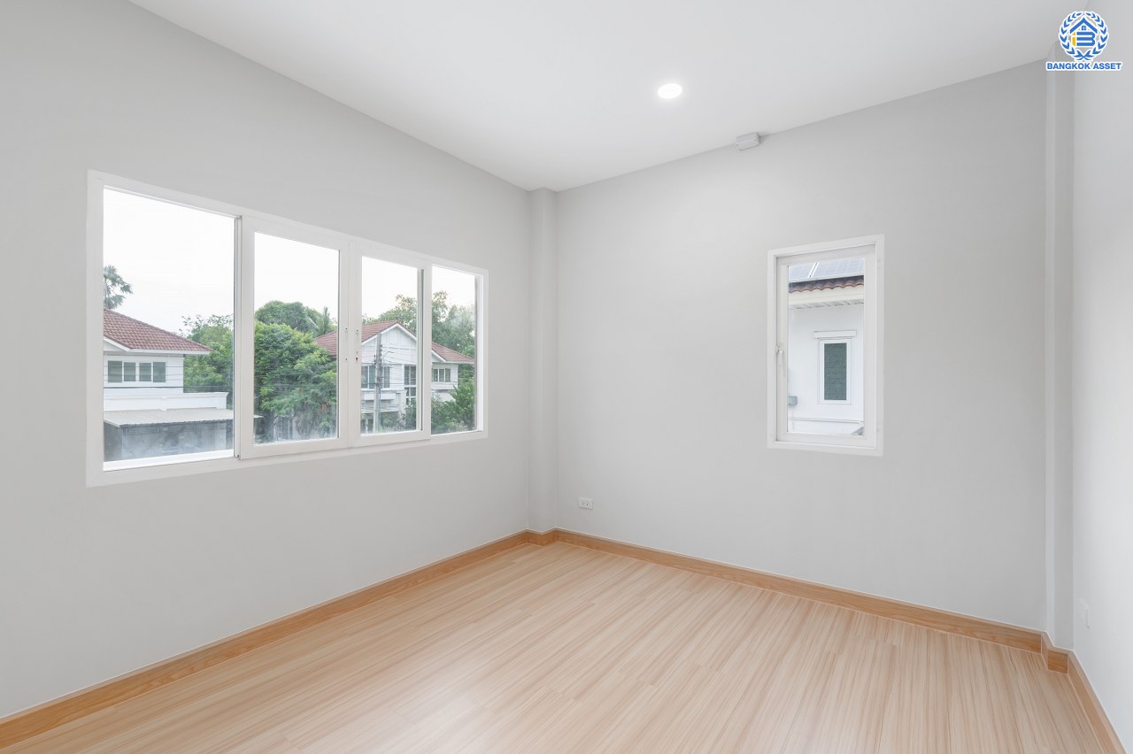 บ้านมือสองตกแต่งใหม่ โครงการ เพอร์เฟคเพลส รัตนาธิเบศร์ จากแบรนด์ Property Perfect บนเนื้อที่ 67.50 ตร.ว. พื้นที่ใช้สอยกว้างถึง 331.82 ตร.ม. ฟังก์ชัน 3 ห้องนอน 3 ห้องน้ำ 1 ห้องอเนกประสงค์ จอดรถได้ 2 คัน บนที่สุดแห่งทำเลโซนเมือง เชื่อมต่อถนนรัตนาธิเบศร์ ใกล้เซ็นทรัลรัตนาธิเบศร์ จุดขึ้นทางด่วน "งามวงศ์วาน" และรถไฟฟ้า"สถานีไทรม้า"