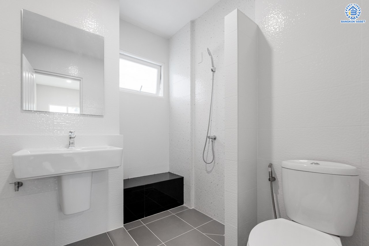 บ้านมือสองตกแต่งใหม่ โครงการ เพอร์เฟคเพลส รัตนาธิเบศร์ จากแบรนด์ Property Perfect บนเนื้อที่ 67.50 ตร.ว. พื้นที่ใช้สอยกว้างถึง 331.82 ตร.ม. ฟังก์ชัน 3 ห้องนอน 3 ห้องน้ำ 1 ห้องอเนกประสงค์ จอดรถได้ 2 คัน บนที่สุดแห่งทำเลโซนเมือง เชื่อมต่อถนนรัตนาธิเบศร์ ใกล้เซ็นทรัลรัตนาธิเบศร์ จุดขึ้นทางด่วน "งามวงศ์วาน" และรถไฟฟ้า"สถานีไทรม้า"