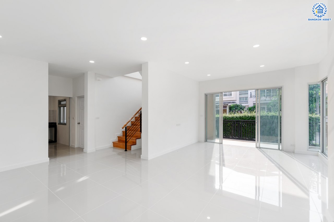 บ้านมือสองตกแต่งใหม่ โครงการ ไลฟ์บางกอกบูเลอวาร์ด ปิ่นเกล้า-เพชรเกษม เนื้อที่กว้างกว่า 50.70 ตร.ว พื้นที่ใช้สอย 198.46 ตร.ม. ฟังก์ชัน 3 ห้องนอน 3 ห้องน้ำ 2 ที่จอดรถ บนทำเลติดถนนพุทธมณฑลสาย4 ตอบโจทย์กับทุกครอบครัว ใกล้แหล่งช้อปปิ้ง "เซ็นทรัล ศาลายา" รถไฟฟ้าสายสีน้ำเงิน "สถานีหลักสอง" และจุดขึ้นทางด่วน "ศรีรัช"