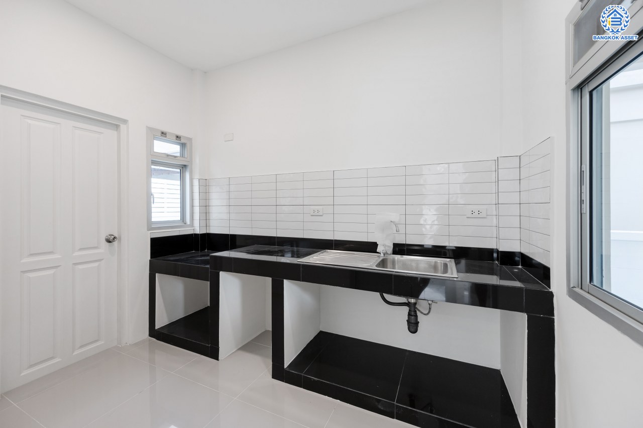 บ้านมือสองตกแต่งใหม่ โครงการ ไลฟ์บางกอกบูเลอวาร์ด ปิ่นเกล้า-เพชรเกษม เนื้อที่กว้างกว่า 50.70 ตร.ว พื้นที่ใช้สอย 198.46 ตร.ม. ฟังก์ชัน 3 ห้องนอน 3 ห้องน้ำ 2 ที่จอดรถ บนทำเลติดถนนพุทธมณฑลสาย4 ตอบโจทย์กับทุกครอบครัว ใกล้แหล่งช้อปปิ้ง "เซ็นทรัล ศาลายา" รถไฟฟ้าสายสีน้ำเงิน "สถานีหลักสอง" และจุดขึ้นทางด่วน "ศรีรัช"