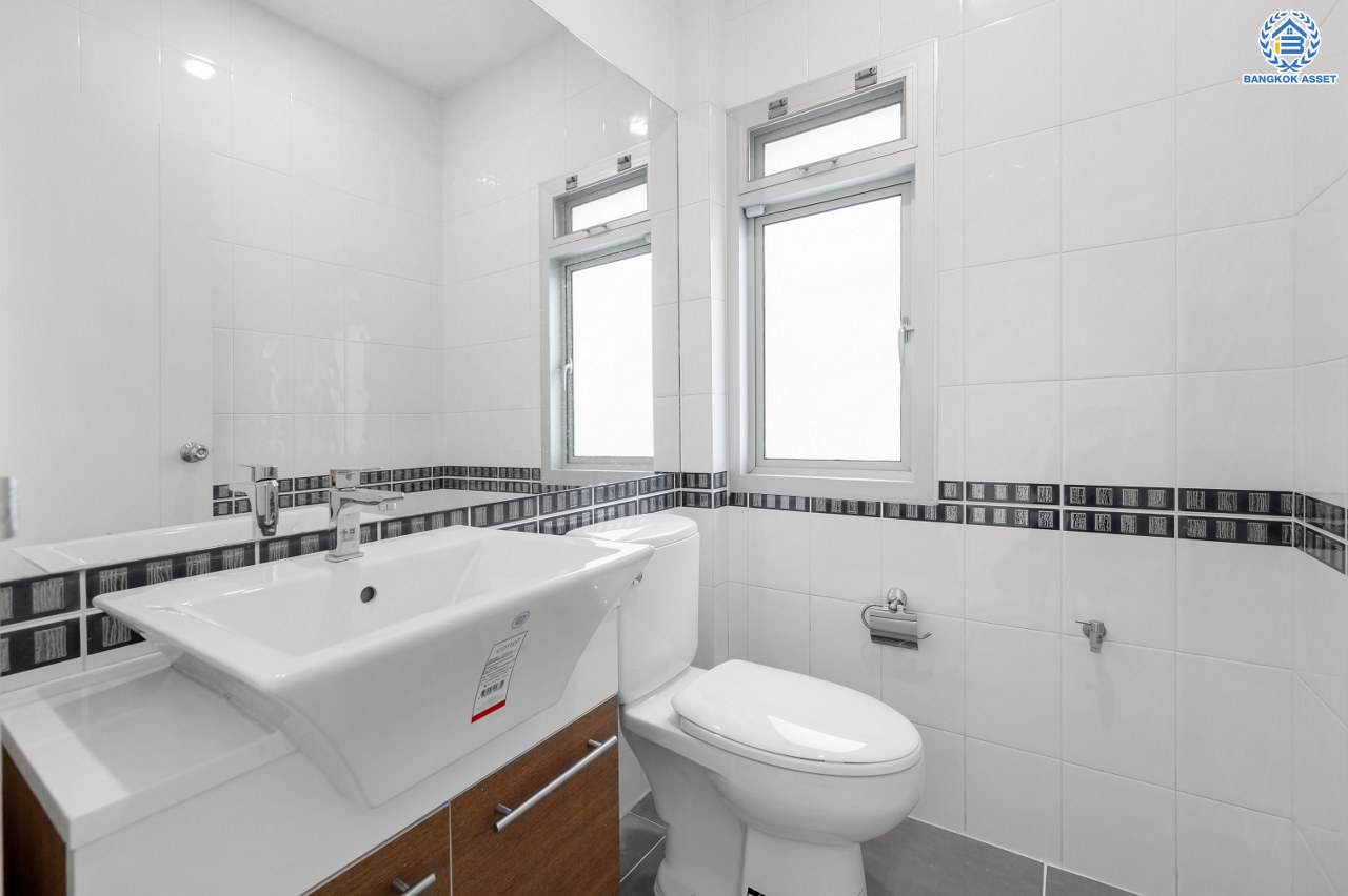 บ้านมือสองตกแต่งใหม่ โครงการ ไลฟ์บางกอกบูเลอวาร์ด ปิ่นเกล้า-เพชรเกษม เนื้อที่กว้างกว่า 50.70 ตร.ว พื้นที่ใช้สอย 198.46 ตร.ม. ฟังก์ชัน 3 ห้องนอน 3 ห้องน้ำ 2 ที่จอดรถ บนทำเลติดถนนพุทธมณฑลสาย4 ตอบโจทย์กับทุกครอบครัว ใกล้แหล่งช้อปปิ้ง "เซ็นทรัล ศาลายา" รถไฟฟ้าสายสีน้ำเงิน "สถานีหลักสอง" และจุดขึ้นทางด่วน "ศรีรัช"