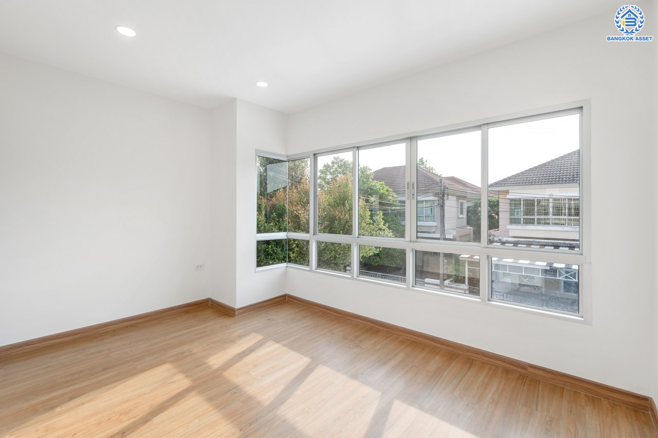 บ้านมือสองตกแต่งใหม่ โครงการ ไลฟ์บางกอกบูเลอวาร์ด ปิ่นเกล้า-เพชรเกษม เนื้อที่กว้างกว่า 50.70 ตร.ว พื้นที่ใช้สอย 198.46 ตร.ม. ฟังก์ชัน 3 ห้องนอน 3 ห้องน้ำ 2 ที่จอดรถ บนทำเลติดถนนพุทธมณฑลสาย4 ตอบโจทย์กับทุกครอบครัว ใกล้แหล่งช้อปปิ้ง "เซ็นทรัล ศาลายา" รถไฟฟ้าสายสีน้ำเงิน "สถานีหลักสอง" และจุดขึ้นทางด่วน "ศรีรัช"