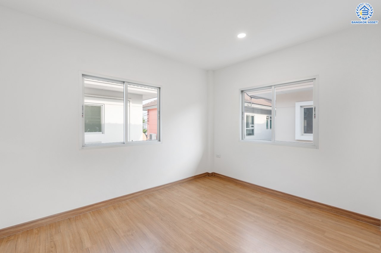 บ้านมือสองตกแต่งใหม่ โครงการ ไลฟ์บางกอกบูเลอวาร์ด ปิ่นเกล้า-เพชรเกษม เนื้อที่กว้างกว่า 50.70 ตร.ว พื้นที่ใช้สอย 198.46 ตร.ม. ฟังก์ชัน 3 ห้องนอน 3 ห้องน้ำ 2 ที่จอดรถ บนทำเลติดถนนพุทธมณฑลสาย4 ตอบโจทย์กับทุกครอบครัว ใกล้แหล่งช้อปปิ้ง "เซ็นทรัล ศาลายา" รถไฟฟ้าสายสีน้ำเงิน "สถานีหลักสอง" และจุดขึ้นทางด่วน "ศรีรัช"