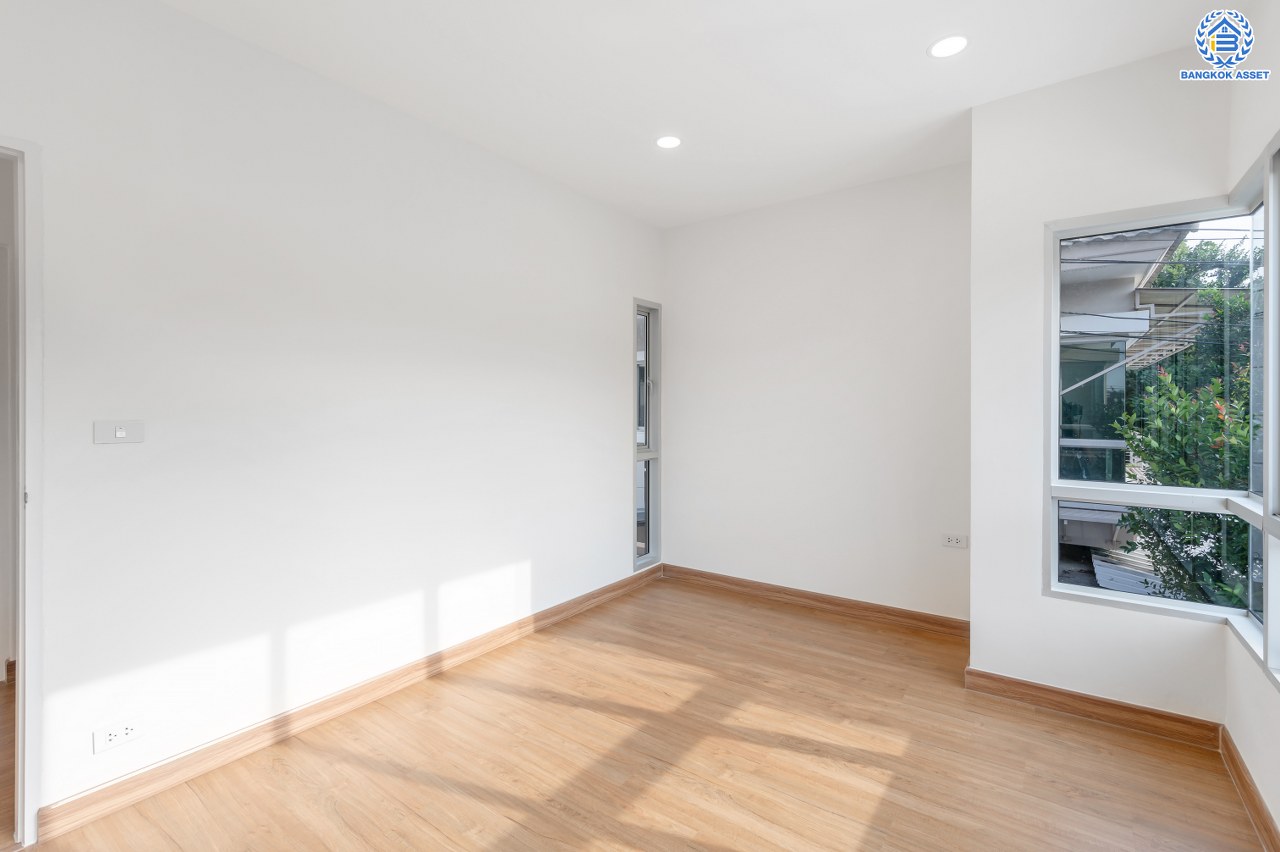 บ้านมือสองตกแต่งใหม่ โครงการ ไลฟ์บางกอกบูเลอวาร์ด ปิ่นเกล้า-เพชรเกษม เนื้อที่กว้างกว่า 50.70 ตร.ว พื้นที่ใช้สอย 198.46 ตร.ม. ฟังก์ชัน 3 ห้องนอน 3 ห้องน้ำ 2 ที่จอดรถ บนทำเลติดถนนพุทธมณฑลสาย4 ตอบโจทย์กับทุกครอบครัว ใกล้แหล่งช้อปปิ้ง "เซ็นทรัล ศาลายา" รถไฟฟ้าสายสีน้ำเงิน "สถานีหลักสอง" และจุดขึ้นทางด่วน "ศรีรัช"