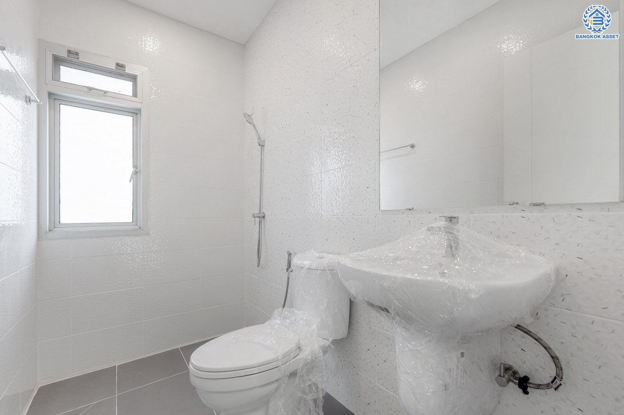 บ้านมือสองตกแต่งใหม่ โครงการ ไลฟ์บางกอกบูเลอวาร์ด ปิ่นเกล้า-เพชรเกษม เนื้อที่กว้างกว่า 50.70 ตร.ว พื้นที่ใช้สอย 198.46 ตร.ม. ฟังก์ชัน 3 ห้องนอน 3 ห้องน้ำ 2 ที่จอดรถ บนทำเลติดถนนพุทธมณฑลสาย4 ตอบโจทย์กับทุกครอบครัว ใกล้แหล่งช้อปปิ้ง "เซ็นทรัล ศาลายา" รถไฟฟ้าสายสีน้ำเงิน "สถานีหลักสอง" และจุดขึ้นทางด่วน "ศรีรัช"