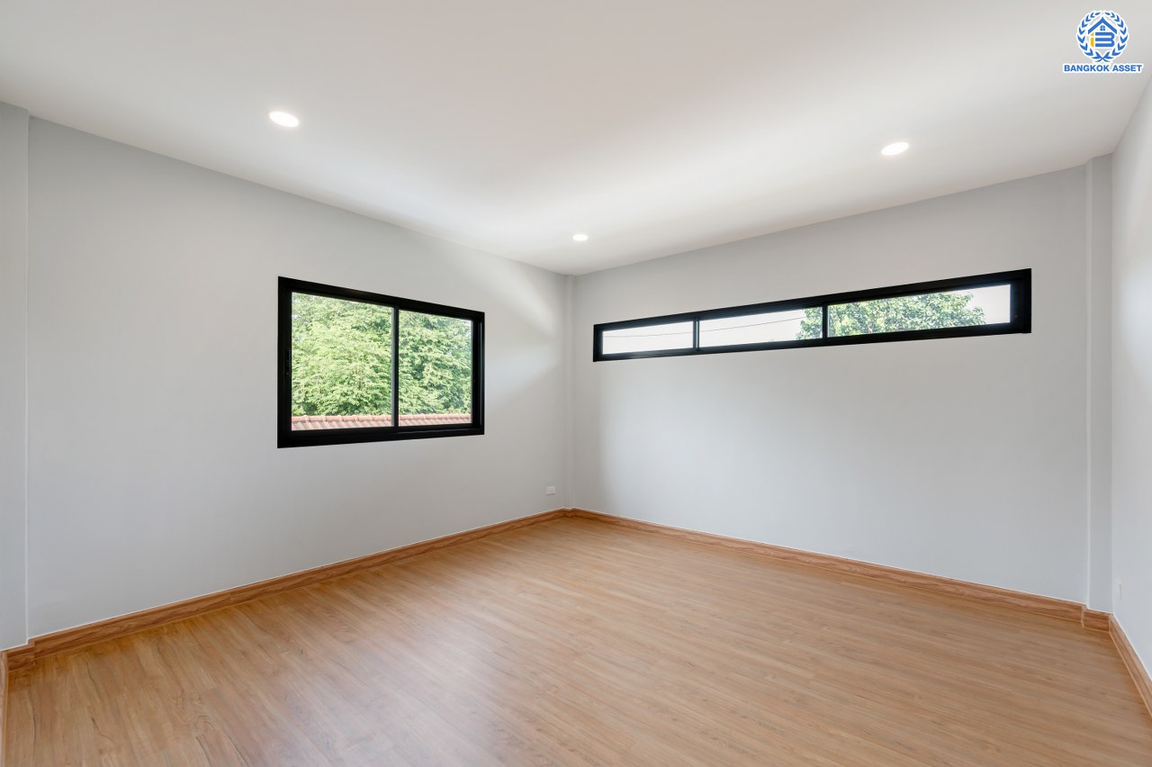 บ้านมือสองตกแต่งใหม่ โครงการ เมืองเอก โครงการ1 (The Horizon Donmuang) เนื้อที่ 169 ตร.ว. พื้นที่ใช้สอย 427.53 ตร.ม. ฟังก์ชัน 4 ห้องนอน 4 ห้องน้ำ จอดรถได้ 3 คัน บนทำเลศักยภาพเชื่อมต่อถนนวิภาวดี-รังสิต ถนนพหลโยธิน ถนนรามอินทรา ใกล้รถไฟฟ้าสายสีแดง "สถานีคลองรังสิต" และจุดขึ้นทางด่วน "อุตราภิมุข"