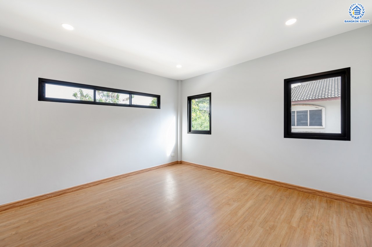 บ้านมือสองตกแต่งใหม่ โครงการ เมืองเอก โครงการ1 (The Horizon Donmuang) เนื้อที่ 169 ตร.ว. พื้นที่ใช้สอย 427.53 ตร.ม. ฟังก์ชัน 4 ห้องนอน 4 ห้องน้ำ จอดรถได้ 3 คัน บนทำเลศักยภาพเชื่อมต่อถนนวิภาวดี-รังสิต ถนนพหลโยธิน ถนนรามอินทรา ใกล้รถไฟฟ้าสายสีแดง "สถานีคลองรังสิต" และจุดขึ้นทางด่วน "อุตราภิมุข"