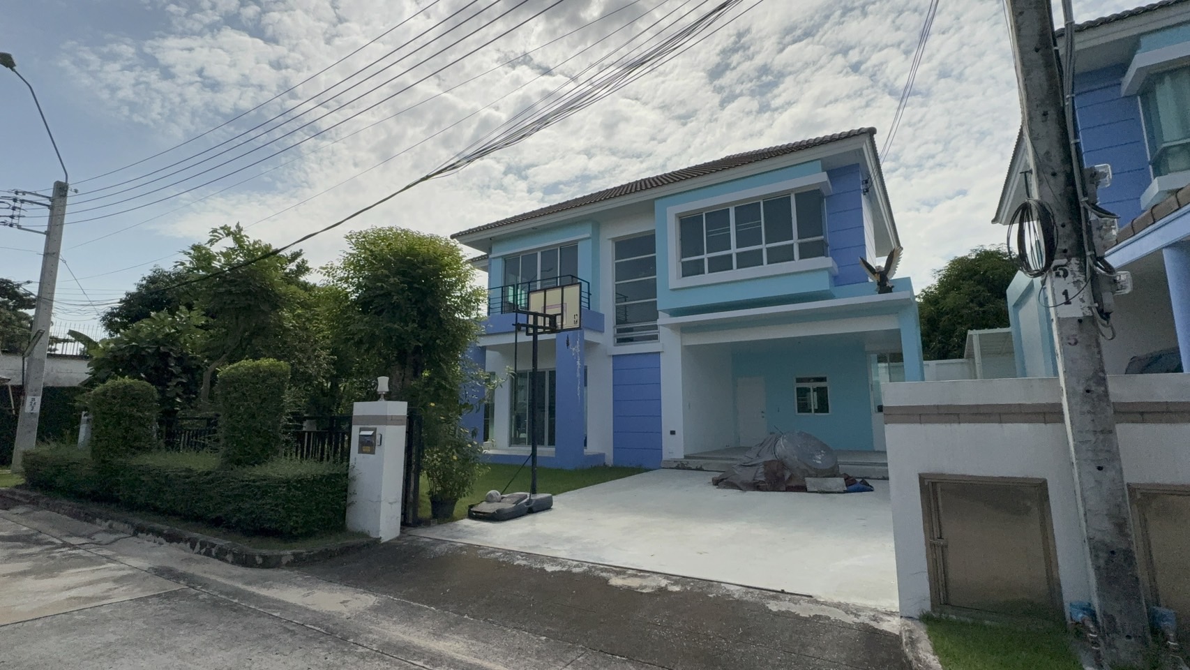 *****บ้านเดี่ยวมือสอง โครงการ ไลฟ์บางกอกบูเลอวาร์ด ราชพฤกษ์-จรัญ เนื้อที่ 76.90 ตร.ว. พื้นที่ใช้อสอย 180 ตร.ม. ฟังก์ชัน 3 ห้องนอน 3 ห้องน้ำ จอดรถได้ 2 คัน บนทำเลเชื่อมต่อทุกเส้นทาง ใกล้รถไฟฟ้าสายสีน้ำเงิน "สถานีบางหว้า" และจุดขึ้นทางด่วน "กาญจนาภิเษก"