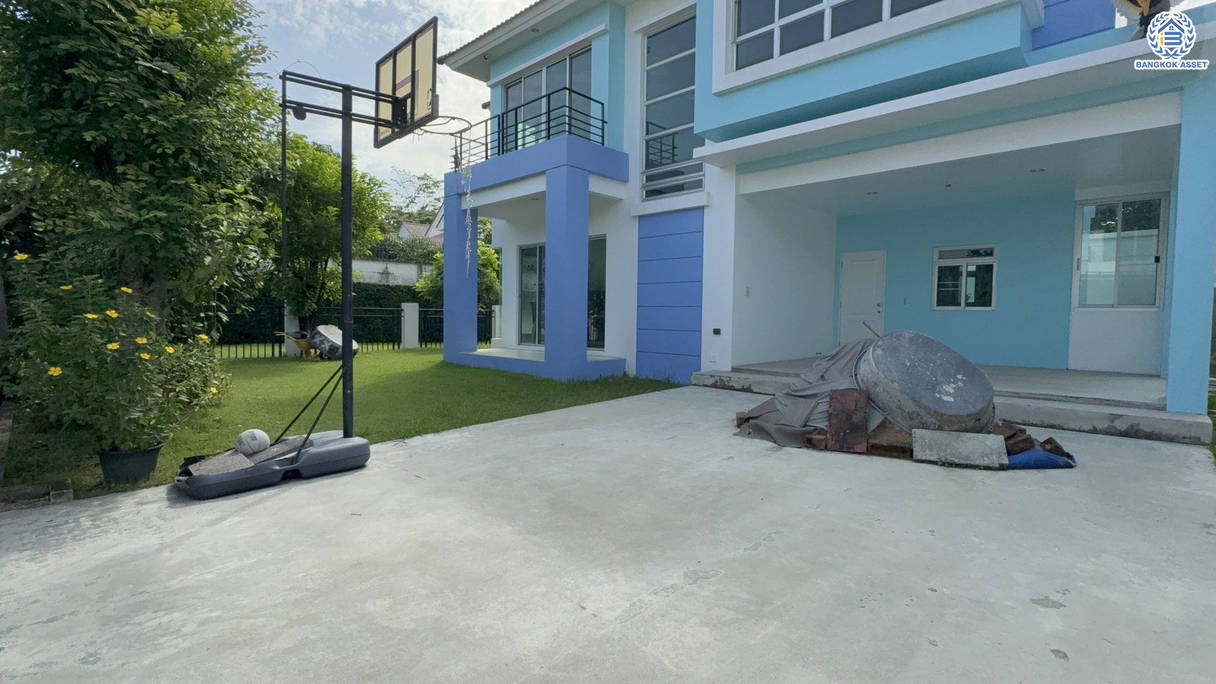 *****บ้านเดี่ยวมือสอง โครงการ ไลฟ์บางกอกบูเลอวาร์ด ราชพฤกษ์-จรัญ เนื้อที่ 76.90 ตร.ว. พื้นที่ใช้อสอย 180 ตร.ม. ฟังก์ชัน 3 ห้องนอน 3 ห้องน้ำ จอดรถได้ 2 คัน บนทำเลเชื่อมต่อทุกเส้นทาง ใกล้รถไฟฟ้าสายสีน้ำเงิน "สถานีบางหว้า" และจุดขึ้นทางด่วน "กาญจนาภิเษก"