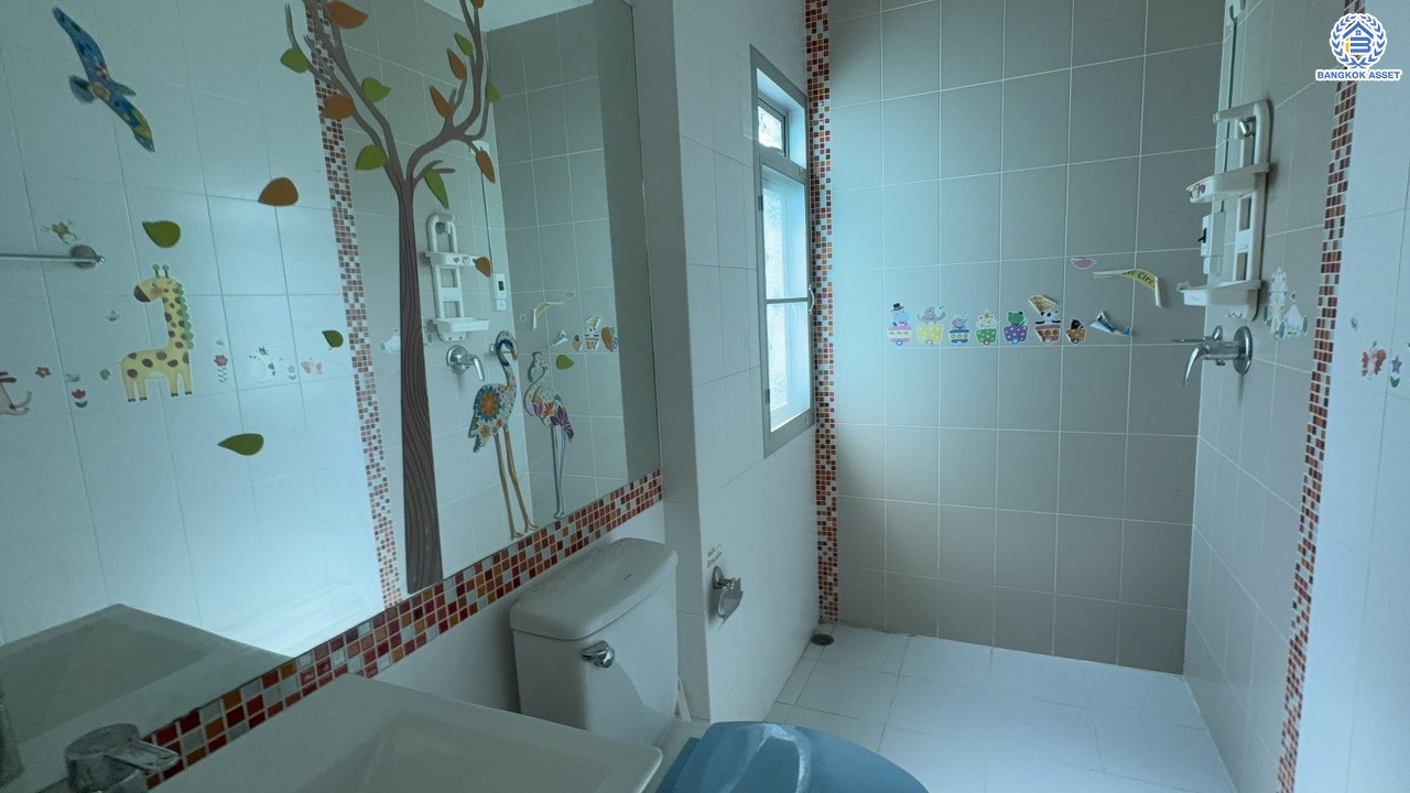 *****บ้านเดี่ยวมือสอง โครงการ ไลฟ์บางกอกบูเลอวาร์ด ราชพฤกษ์-จรัญ เนื้อที่ 76.90 ตร.ว. พื้นที่ใช้อสอย 180 ตร.ม. ฟังก์ชัน 3 ห้องนอน 3 ห้องน้ำ จอดรถได้ 2 คัน บนทำเลเชื่อมต่อทุกเส้นทาง ใกล้รถไฟฟ้าสายสีน้ำเงิน "สถานีบางหว้า" และจุดขึ้นทางด่วน "กาญจนาภิเษก"