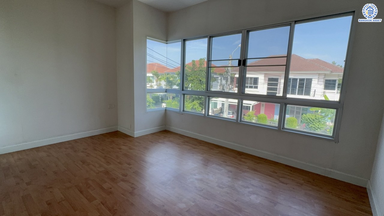 *****บ้านเดี่ยวมือสอง โครงการ ไลฟ์บางกอกบูเลอวาร์ด ราชพฤกษ์-จรัญ เนื้อที่ 76.90 ตร.ว. พื้นที่ใช้อสอย 180 ตร.ม. ฟังก์ชัน 3 ห้องนอน 3 ห้องน้ำ จอดรถได้ 2 คัน บนทำเลเชื่อมต่อทุกเส้นทาง ใกล้รถไฟฟ้าสายสีน้ำเงิน "สถานีบางหว้า" และจุดขึ้นทางด่วน "กาญจนาภิเษก"