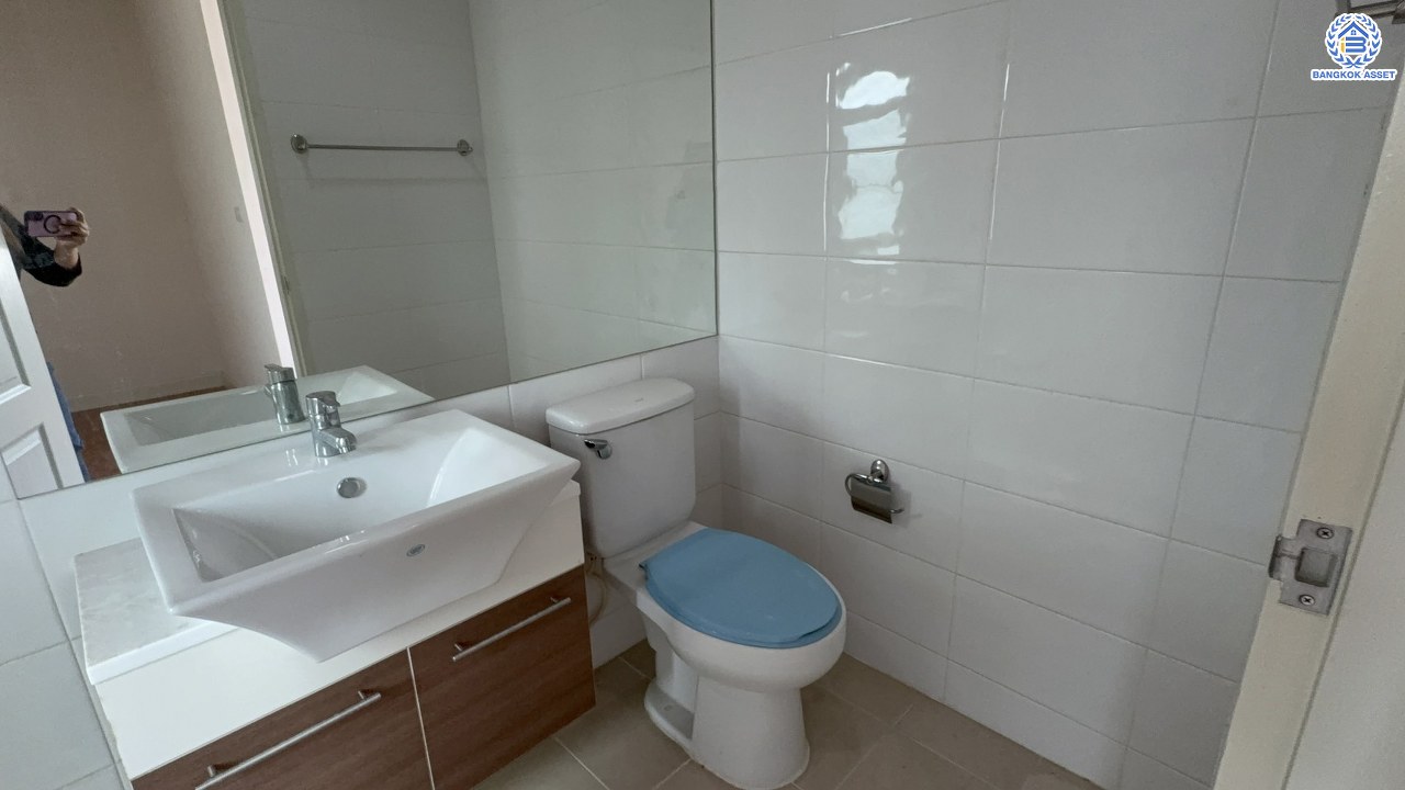 *****บ้านเดี่ยวมือสอง โครงการ ไลฟ์บางกอกบูเลอวาร์ด ราชพฤกษ์-จรัญ เนื้อที่ 76.90 ตร.ว. พื้นที่ใช้อสอย 180 ตร.ม. ฟังก์ชัน 3 ห้องนอน 3 ห้องน้ำ จอดรถได้ 2 คัน บนทำเลเชื่อมต่อทุกเส้นทาง ใกล้รถไฟฟ้าสายสีน้ำเงิน "สถานีบางหว้า" และจุดขึ้นทางด่วน "กาญจนาภิเษก"