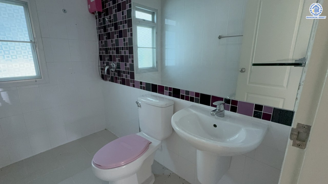 *****บ้านเดี่ยวมือสอง โครงการ ไลฟ์บางกอกบูเลอวาร์ด ราชพฤกษ์-จรัญ เนื้อที่ 76.90 ตร.ว. พื้นที่ใช้อสอย 180 ตร.ม. ฟังก์ชัน 3 ห้องนอน 3 ห้องน้ำ จอดรถได้ 2 คัน บนทำเลเชื่อมต่อทุกเส้นทาง ใกล้รถไฟฟ้าสายสีน้ำเงิน "สถานีบางหว้า" และจุดขึ้นทางด่วน "กาญจนาภิเษก"