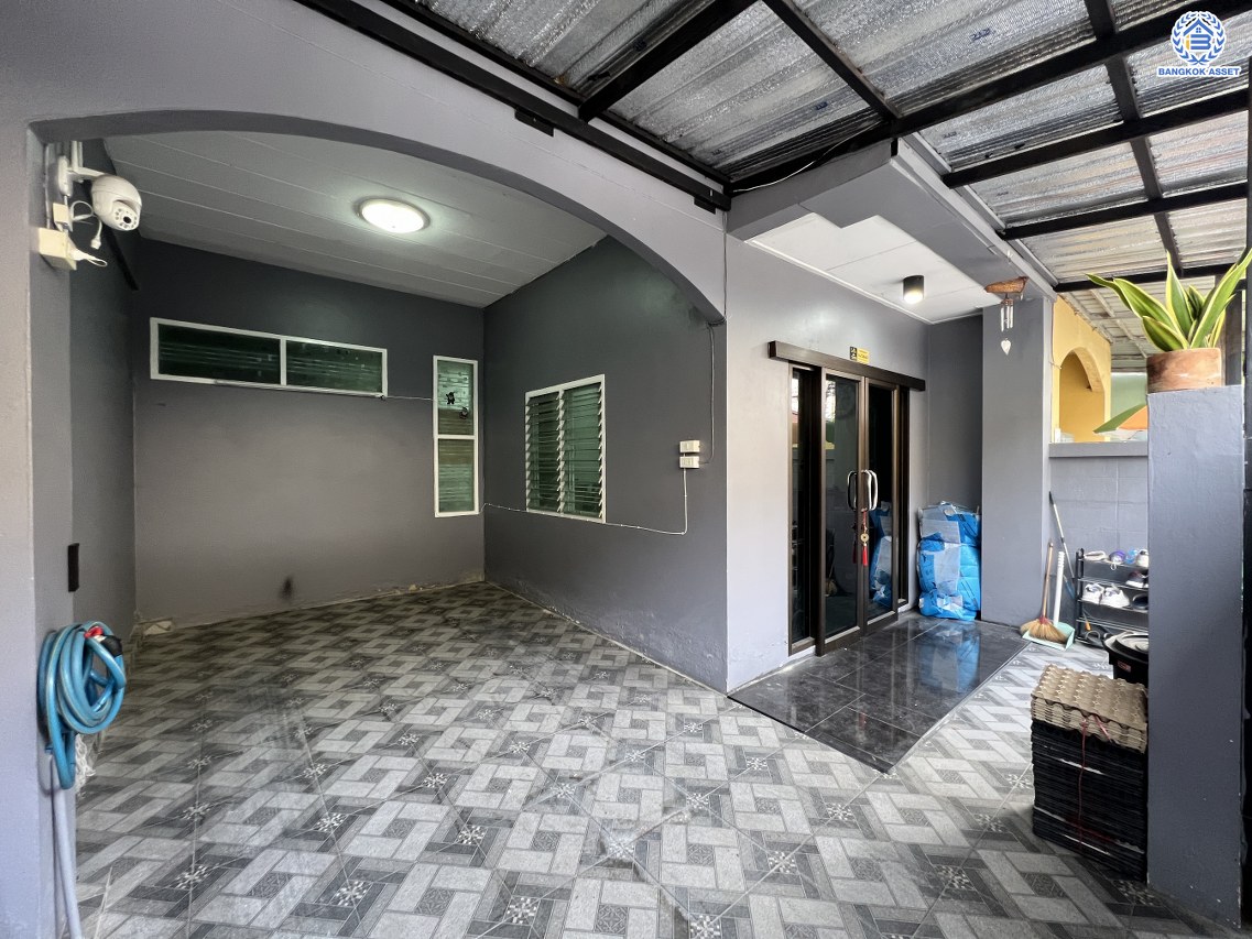 *****ทาวน์เฮ้าส์มือสอง โครงการ บัวทองธานี บางบัวทอง เนื้อที่ 18.00 ตร.ว. ฟังก์ชัน 3 ห้องนอน 2 ห้องน้ำ บ้านพร้อมอยู่ บนทำเลดี การเดินทางสะดวกสบายติดถนนใหญ่ เชื่อมต่อถนนกาญจนาภิเษก ถนนบางกรวย-ไทรน้อย ใกล้รถไฟฟ้าสายสีม่วง "สถานีคลองบางไผ่" และจุดขึ้นทางด่วน "ศรีรัช"