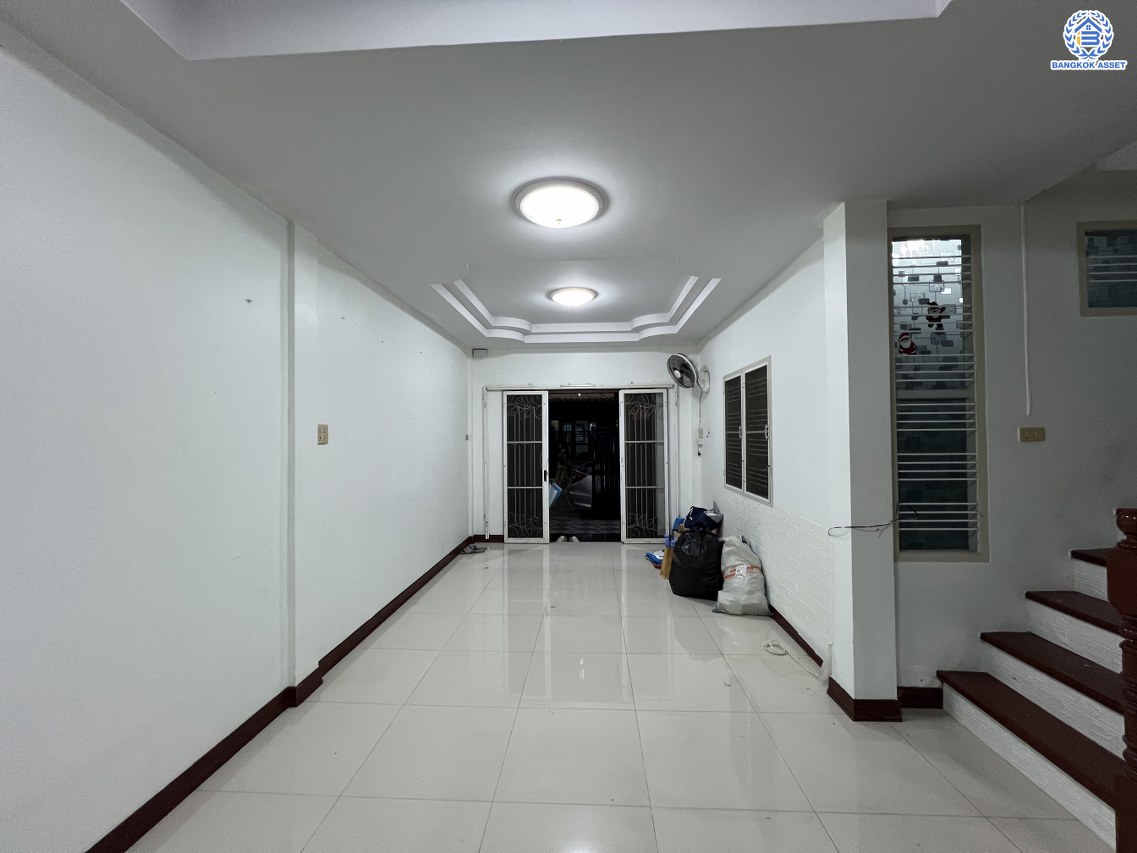 *****ทาวน์เฮ้าส์มือสอง โครงการ บัวทองธานี บางบัวทอง เนื้อที่ 18.00 ตร.ว. ฟังก์ชัน 3 ห้องนอน 2 ห้องน้ำ บ้านพร้อมอยู่ บนทำเลดี การเดินทางสะดวกสบายติดถนนใหญ่ เชื่อมต่อถนนกาญจนาภิเษก ถนนบางกรวย-ไทรน้อย ใกล้รถไฟฟ้าสายสีม่วง "สถานีคลองบางไผ่" และจุดขึ้นทางด่วน "ศรีรัช"