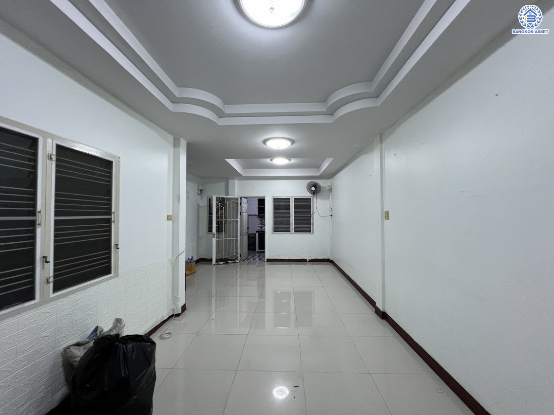 *****ทาวน์เฮ้าส์มือสอง โครงการ บัวทองธานี บางบัวทอง เนื้อที่ 18.00 ตร.ว. ฟังก์ชัน 3 ห้องนอน 2 ห้องน้ำ บ้านพร้อมอยู่ บนทำเลดี การเดินทางสะดวกสบายติดถนนใหญ่ เชื่อมต่อถนนกาญจนาภิเษก ถนนบางกรวย-ไทรน้อย ใกล้รถไฟฟ้าสายสีม่วง "สถานีคลองบางไผ่" และจุดขึ้นทางด่วน "ศรีรัช"