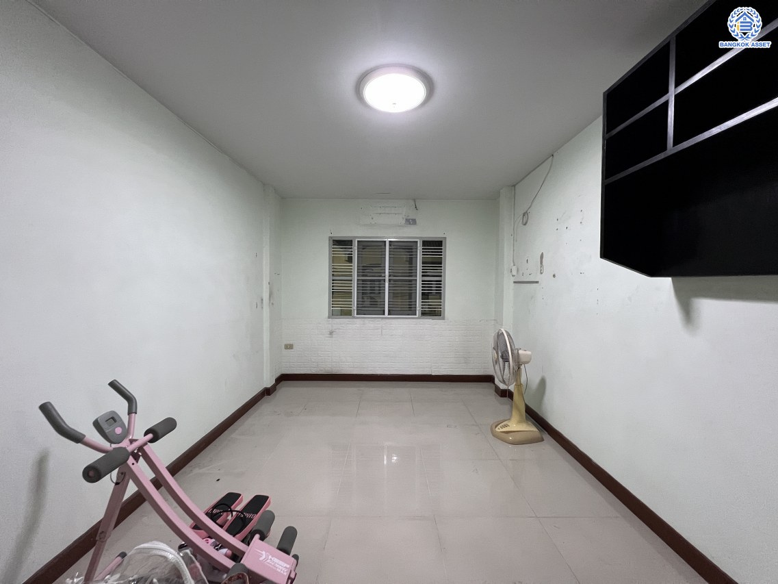 *****ทาวน์เฮ้าส์มือสอง โครงการ บัวทองธานี บางบัวทอง เนื้อที่ 18.00 ตร.ว. ฟังก์ชัน 3 ห้องนอน 2 ห้องน้ำ บ้านพร้อมอยู่ บนทำเลดี การเดินทางสะดวกสบายติดถนนใหญ่ เชื่อมต่อถนนกาญจนาภิเษก ถนนบางกรวย-ไทรน้อย ใกล้รถไฟฟ้าสายสีม่วง "สถานีคลองบางไผ่" และจุดขึ้นทางด่วน "ศรีรัช"