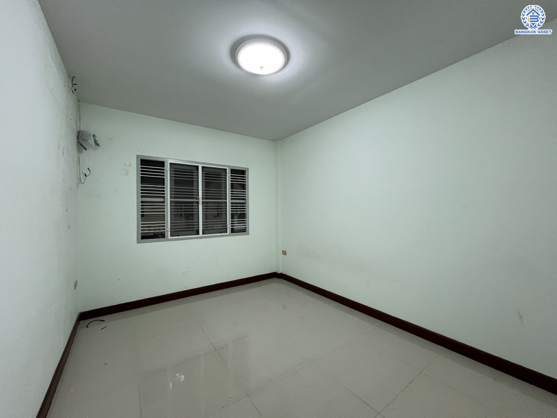 *****ทาวน์เฮ้าส์มือสอง โครงการ บัวทองธานี บางบัวทอง เนื้อที่ 18.00 ตร.ว. ฟังก์ชัน 3 ห้องนอน 2 ห้องน้ำ บ้านพร้อมอยู่ บนทำเลดี การเดินทางสะดวกสบายติดถนนใหญ่ เชื่อมต่อถนนกาญจนาภิเษก ถนนบางกรวย-ไทรน้อย ใกล้รถไฟฟ้าสายสีม่วง "สถานีคลองบางไผ่" และจุดขึ้นทางด่วน "ศรีรัช"