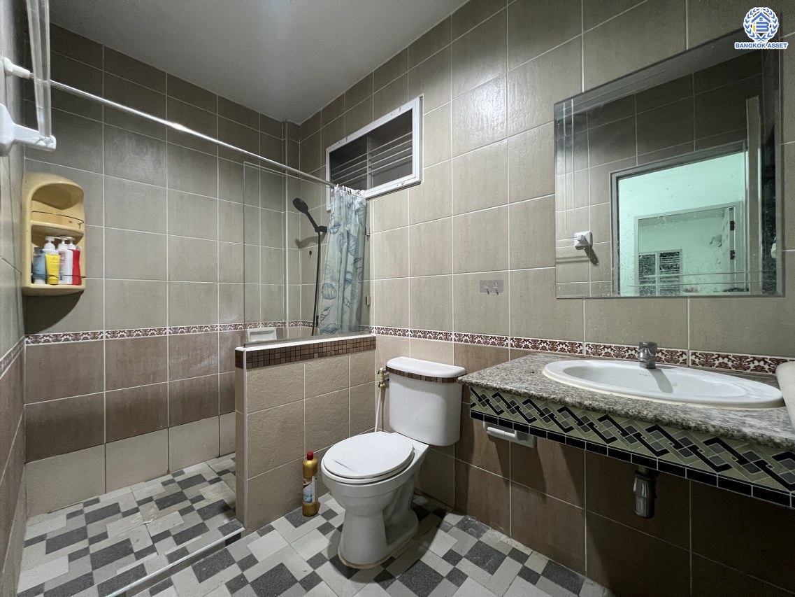 *****ทาวน์เฮ้าส์มือสอง โครงการ บัวทองธานี บางบัวทอง เนื้อที่ 18.00 ตร.ว. ฟังก์ชัน 3 ห้องนอน 2 ห้องน้ำ บ้านพร้อมอยู่ บนทำเลดี การเดินทางสะดวกสบายติดถนนใหญ่ เชื่อมต่อถนนกาญจนาภิเษก ถนนบางกรวย-ไทรน้อย ใกล้รถไฟฟ้าสายสีม่วง "สถานีคลองบางไผ่" และจุดขึ้นทางด่วน "ศรีรัช"