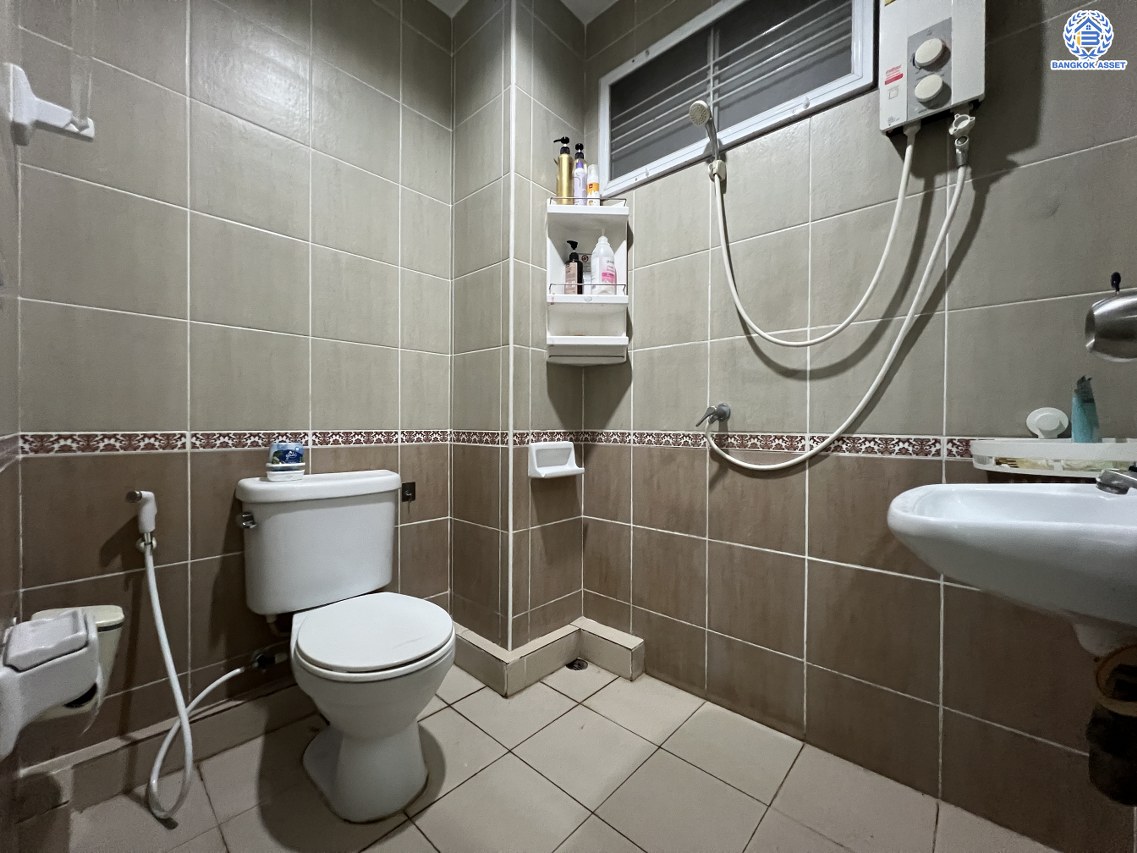 *****ทาวน์เฮ้าส์มือสอง โครงการ บัวทองธานี บางบัวทอง เนื้อที่ 18.00 ตร.ว. ฟังก์ชัน 3 ห้องนอน 2 ห้องน้ำ บ้านพร้อมอยู่ บนทำเลดี การเดินทางสะดวกสบายติดถนนใหญ่ เชื่อมต่อถนนกาญจนาภิเษก ถนนบางกรวย-ไทรน้อย ใกล้รถไฟฟ้าสายสีม่วง "สถานีคลองบางไผ่" และจุดขึ้นทางด่วน "ศรีรัช"