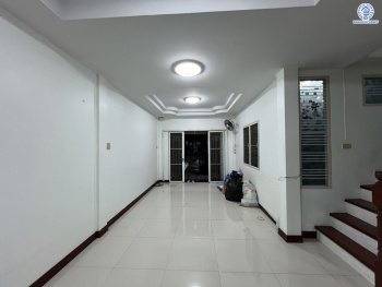 *****ทาวน์เฮ้าส์มือสอง โครงการ บัวทองธานี บางบัวทอง เนื้อที่ 18.00 ตร.ว. ฟังก์ชัน 3 ห้องนอน 2 ห้องน้ำ บ้านพร้อมอยู่ บนทำเลดี การเดินทางสะดวกสบายติดถนนใหญ่ เชื่อมต่อถนนกาญจนาภิเษก ถนนบางกรวย-ไทรน้อย ใกล้รถไฟฟ้าสายสีม่วง "สถานีคลองบางไผ่" และจุดขึ้นทางด่วน "ศรีรัช"