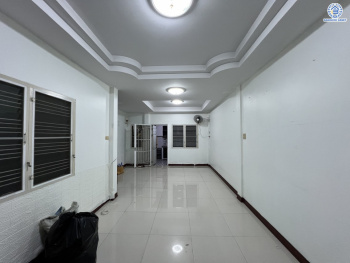 *****ทาวน์เฮ้าส์มือสอง โครงการ บัวทองธานี บางบัวทอง เนื้อที่ 18.00 ตร.ว. ฟังก์ชัน 3 ห้องนอน 2 ห้องน้ำ บ้านพร้อมอยู่ บนทำเลดี การเดินทางสะดวกสบายติดถนนใหญ่ เชื่อมต่อถนนกาญจนาภิเษก ถนนบางกรวย-ไทรน้อย ใกล้รถไฟฟ้าสายสีม่วง "สถานีคลองบางไผ่" และจุดขึ้นทางด่วน "ศรีรัช"