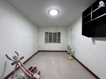 *****ทาวน์เฮ้าส์มือสอง โครงการ บัวทองธานี บางบัวทอง เนื้อที่ 18.00 ตร.ว. ฟังก์ชัน 3 ห้องนอน 2 ห้องน้ำ บ้านพร้อมอยู่ บนทำเลดี การเดินทางสะดวกสบายติดถนนใหญ่ เชื่อมต่อถนนกาญจนาภิเษก ถนนบางกรวย-ไทรน้อย ใกล้รถไฟฟ้าสายสีม่วง "สถานีคลองบางไผ่" และจุดขึ้นทางด่วน "ศรีรัช"