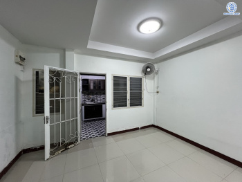 *****ทาวน์เฮ้าส์มือสอง โครงการ บัวทองธานี บางบัวทอง เนื้อที่ 18.00 ตร.ว. ฟังก์ชัน 3 ห้องนอน 2 ห้องน้ำ บ้านพร้อมอยู่ บนทำเลดี การเดินทางสะดวกสบายติดถนนใหญ่ เชื่อมต่อถนนกาญจนาภิเษก ถนนบางกรวย-ไทรน้อย ใกล้รถไฟฟ้าสายสีม่วง "สถานีคลองบางไผ่" และจุดขึ้นทางด่วน "ศรีรัช"