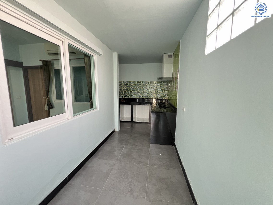 ทาวน์เฮ้าส์มือสองนนทบุรี โครงการ โกลเด้นทาวน์1 ปิ่นเกล้า-จรัญสนิทวงศ์ หลังมุม เนื้อที่ 29.30 ตร.ว. พื้นที่ใช้สอย 120 ตร.ม. ฟังก์ชัน 4 ห้องนอน 3 ห้องน้ำ 2 ที่จอดรถ แถมฟรี! เครื่องปรับอากาศ เดินทางสะดวกบนทำเลดีที่สุด เข้า-ออกหลายเส้นทาง ใกล้สายรถไฟฟ้าสายสีแดงอ่อน "สถานีบางบำหรุ" และจุดขึ้นทางด่วน "ศรีรัช" จองเลย!...