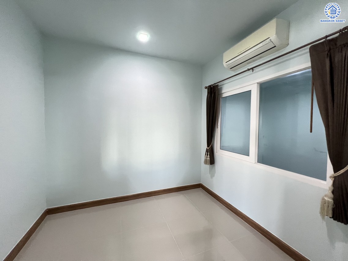 ทาวน์เฮ้าส์มือสองนนทบุรี โครงการ โกลเด้นทาวน์1 ปิ่นเกล้า-จรัญสนิทวงศ์ หลังมุม เนื้อที่ 29.30 ตร.ว. พื้นที่ใช้สอย 120 ตร.ม. ฟังก์ชัน 4 ห้องนอน 3 ห้องน้ำ 2 ที่จอดรถ แถมฟรี! เครื่องปรับอากาศ เดินทางสะดวกบนทำเลดีที่สุด เข้า-ออกหลายเส้นทาง ใกล้สายรถไฟฟ้าสายสีแดงอ่อน "สถานีบางบำหรุ" และจุดขึ้นทางด่วน "ศรีรัช" จองเลย!...