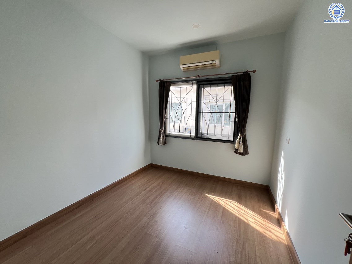 ทาวน์เฮ้าส์มือสองนนทบุรี โครงการ โกลเด้นทาวน์1 ปิ่นเกล้า-จรัญสนิทวงศ์ หลังมุม เนื้อที่ 29.30 ตร.ว. พื้นที่ใช้สอย 120 ตร.ม. ฟังก์ชัน 4 ห้องนอน 3 ห้องน้ำ 2 ที่จอดรถ แถมฟรี! เครื่องปรับอากาศ เดินทางสะดวกบนทำเลดีที่สุด เข้า-ออกหลายเส้นทาง ใกล้สายรถไฟฟ้าสายสีแดงอ่อน "สถานีบางบำหรุ" และจุดขึ้นทางด่วน "ศรีรัช" จองเลย!...